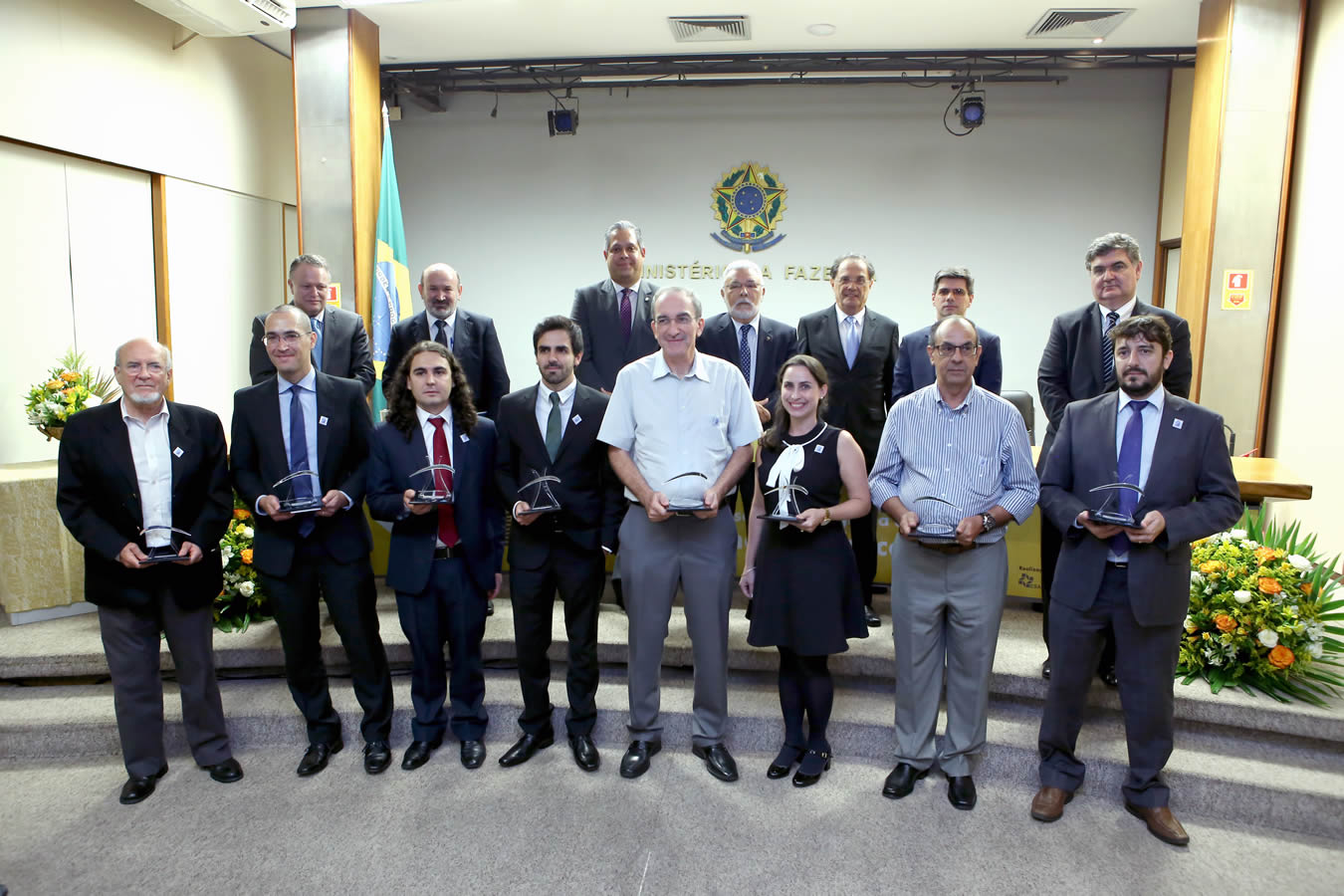 
										<b>1 FILEIRA, DA ESQUERDA PARA A DIREITA</b><br/>
1. Joaquim Pinto de Andrade, 1 Lugar (coautor);<br/>
2. Helano Borges Dias, 1 Lugar (representante do grupo);<br/>
3. Rodrigo Octvio Orair, 2 Lugar (representante do grupo);<br/>
4. Fernando de Faria Siqueira, 2 Lugar (coautor);<br/>
5. Josu Alfredo Pellegrini, 3 Lugar;<br/>
6. Julyana Covre, 4 Lugar (representante do grupo);<br/>
7. Walter Luiz da Costa, Meno Honrosa;<br/>
8. Fabiano Mezadre Pompermayer, Meno Honrosa.
										